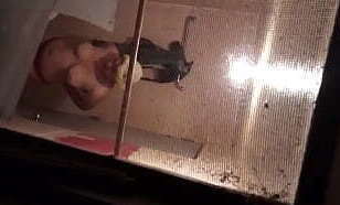 Mi vecina en el ba&ntilde_o, est&aacute_ riqu&iacute_sima e