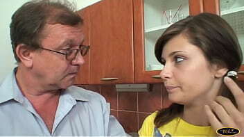 Ragazza mora coppia anziana nella cucina casa