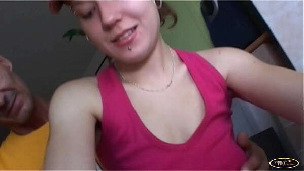 signore anziano scopa ragazza bruna mentre ginnastica cyclette