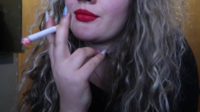 LIPS GIRL MADE AMAZING SMOKING CIGARETTE CLOSE JUST