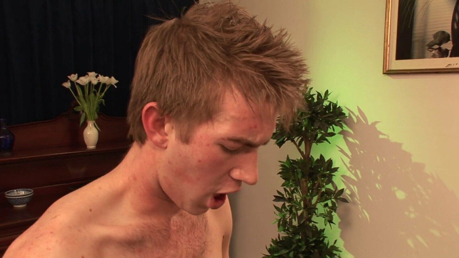 Tailor hottie takes guy's measurements then sucks dick