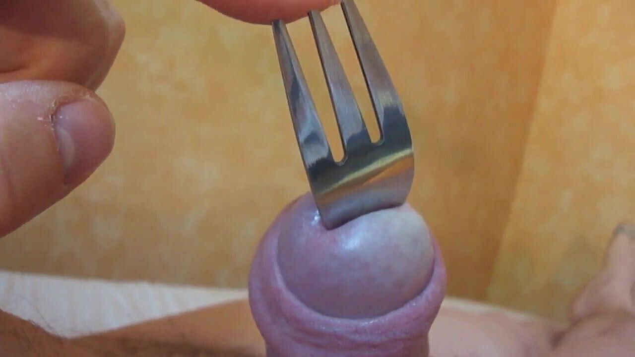 PENIS INSERTION TORTURE CLOSEUP COCK PAINFUL SCHMERZ DEHNUNG