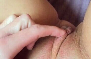 Indian Girlfriend rubbing newly shaved pussy chudai