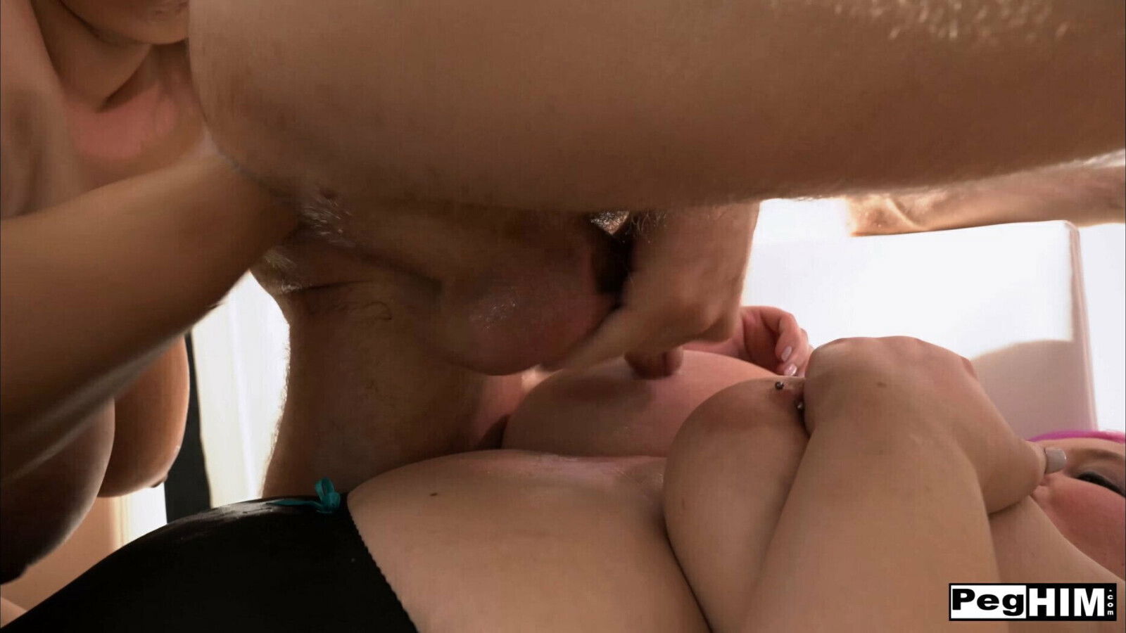 threesome Karla Lane Sarah Star uses humongous toys