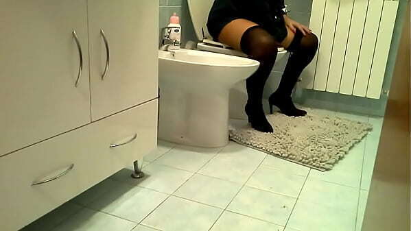 Sono veramente troia mentre godo bagno orgasmo REALE