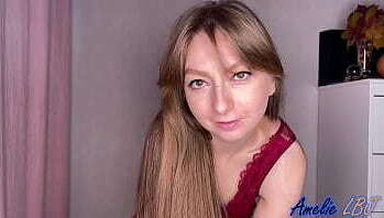 Девушка красном пеньюаре страстно мастурбирует