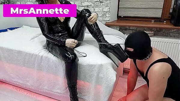 SLAVE LICKS SHOES MISTRESS AFTER FISTING EXTENDED HOLE