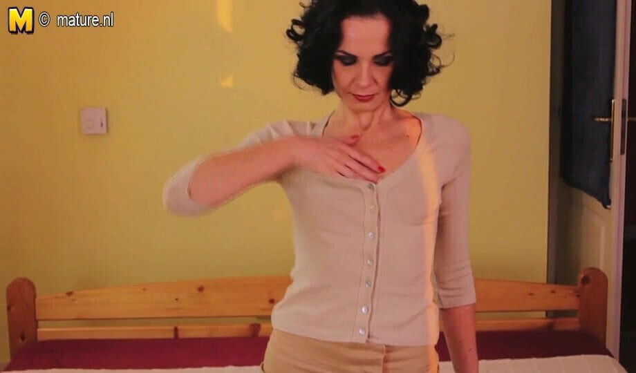 Mature MOM with small tits and big sex hunger