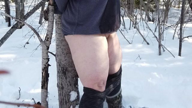 HORNY GIRL LIKES TO FUCK OUT DOORS ENDING IN A HUGE CUM LOAD ALL OVER HER ASS