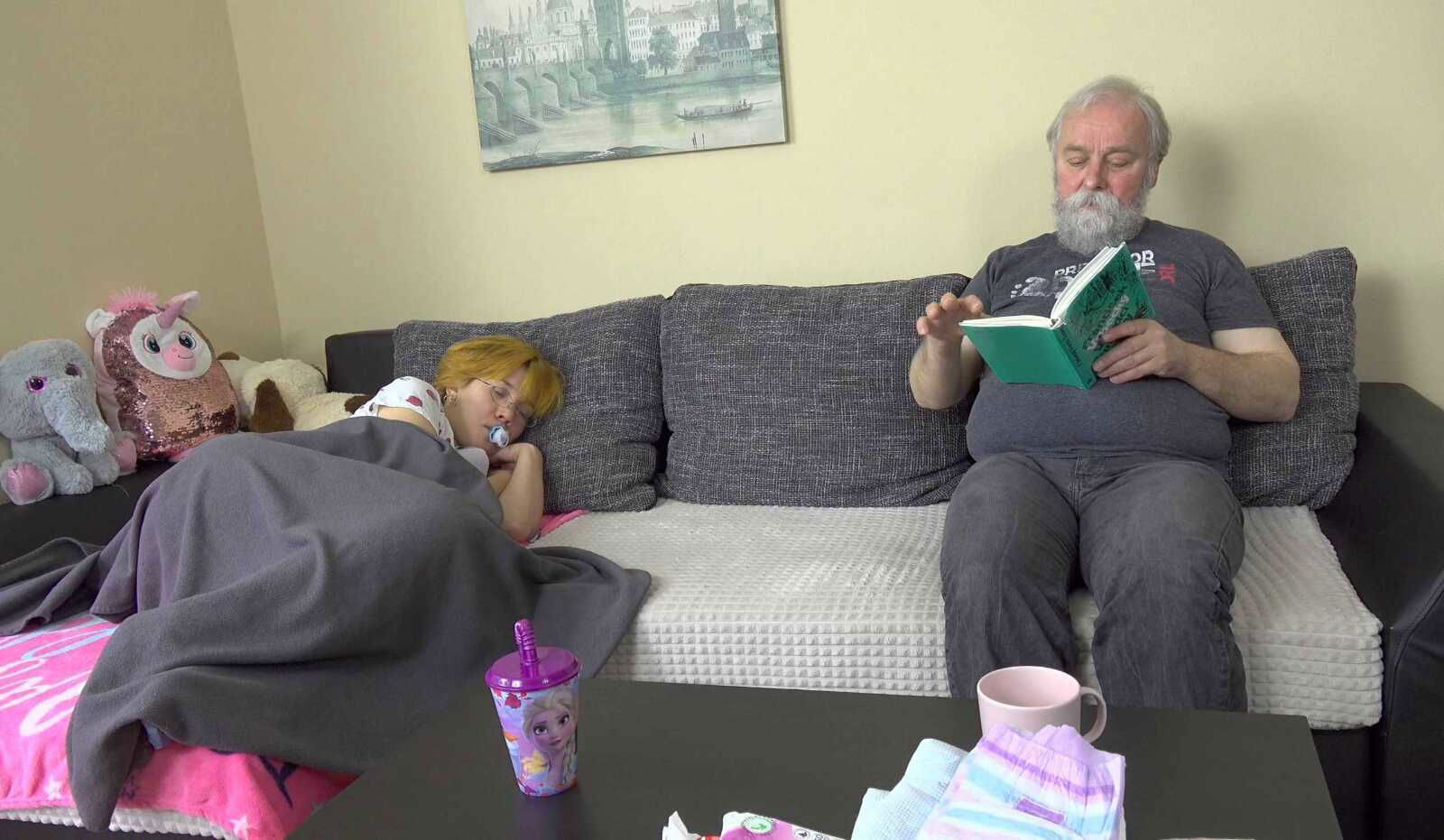 Amber Deep & Faun in Old Perv Gets Off With Girl With Glasses - Porncz