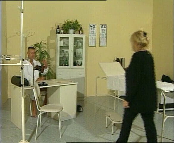 Junger Arzt bumst seine alte Seniorenheim