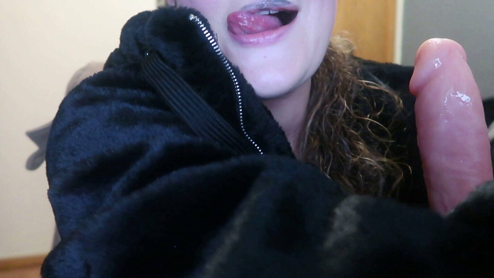 Beautiful white woman does fantastic blowjob while smoking