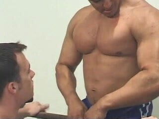 Allein oder zu zweit - Bodybuilder verwoehnen sich Teil 2