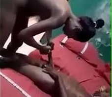 Deux jeunes filles font un gangbang sur un vieillard