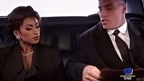 Julia Channel, belle brunette gros seins bais&eacute_e voiture