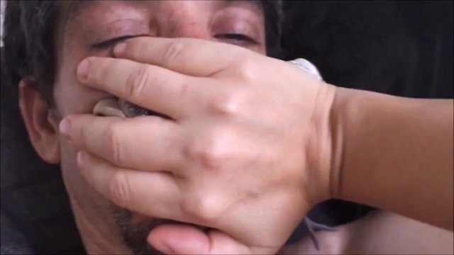 (02) Putain fille vêtue lingerie satin