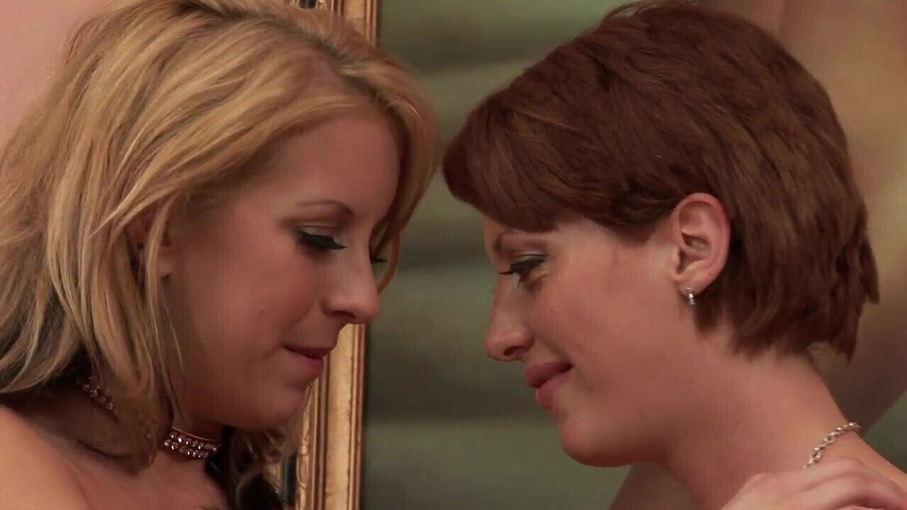 Blonde finger fucks brunette before returns favour