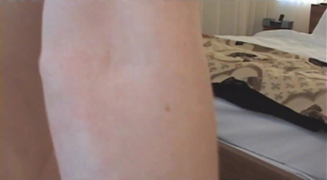 Teen babe gets her cunt fingered while giving handjob