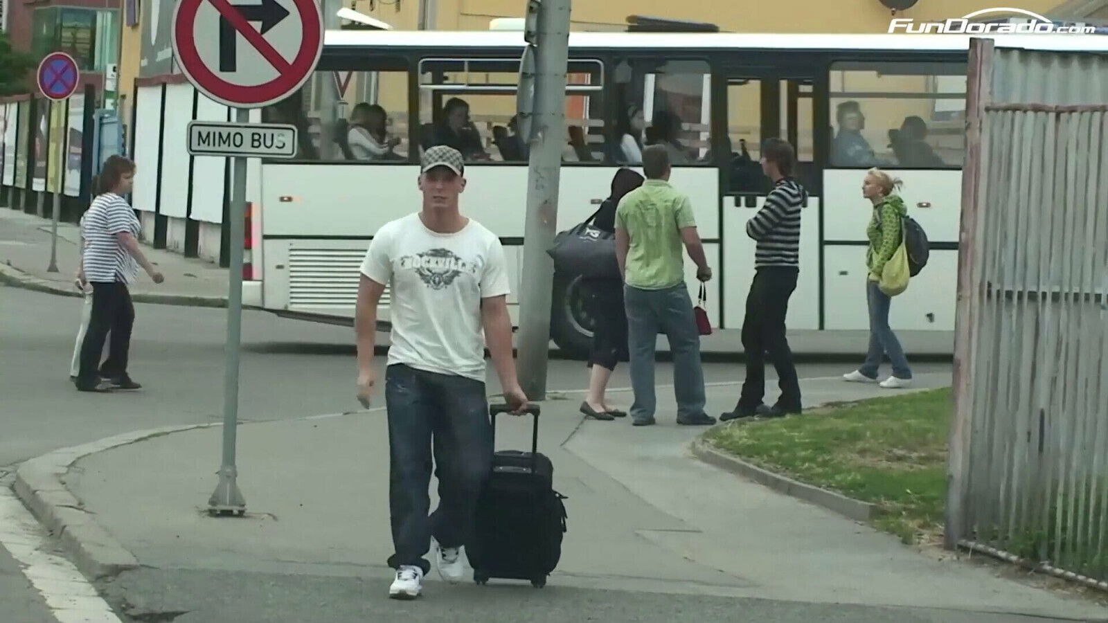 Kristyna betruegt Ihren Freund fremdem Bumsbus