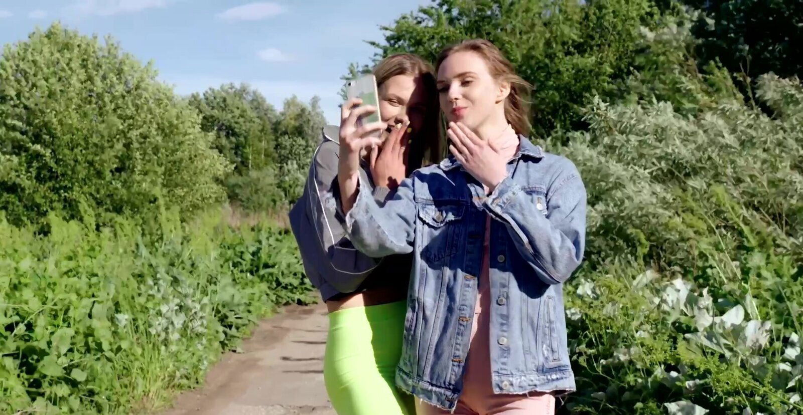 Sexy Russian lesbos fingering Alice Reign Oxana