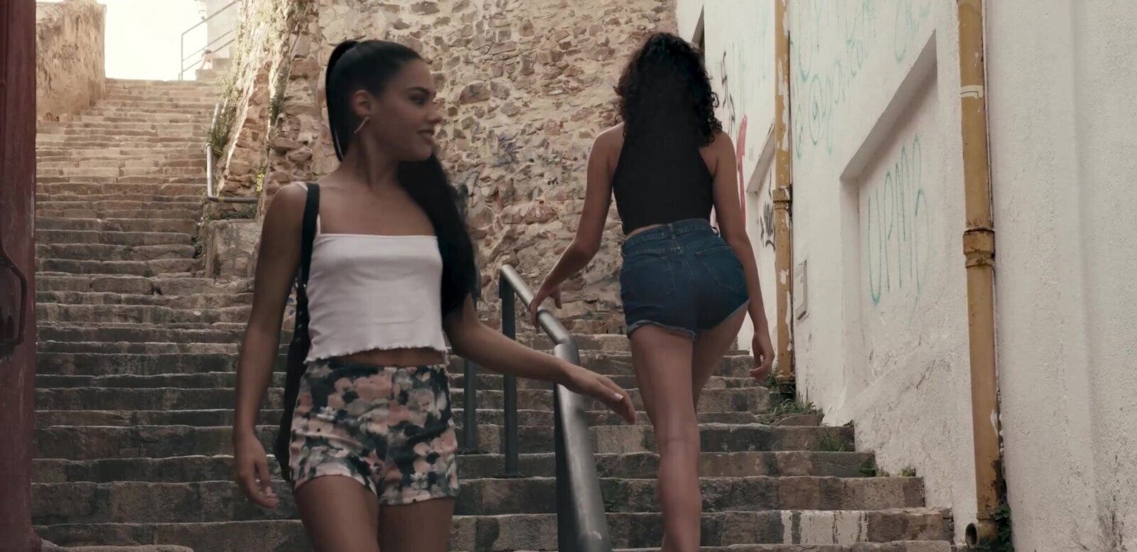 Brunette lesbo Apolonia Lapiedra licking Ren's dripping cunt