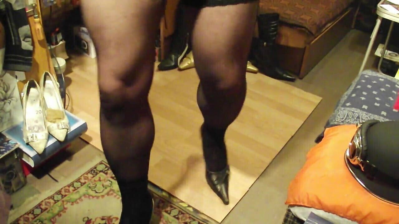 AllaDino in Black Stockins e Hells Dance Katy Pery