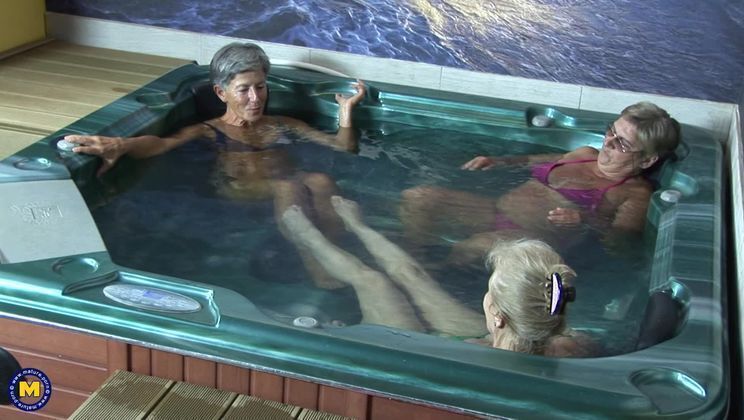 take peek female mature sauna