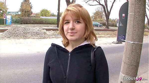 Sch&uuml_chterne Jungfrau Studentin nach alten Sack f&uuml_r bezahlt