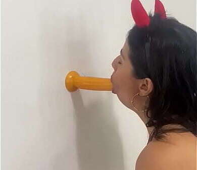 Lina Henao devil gives very juicy squirt