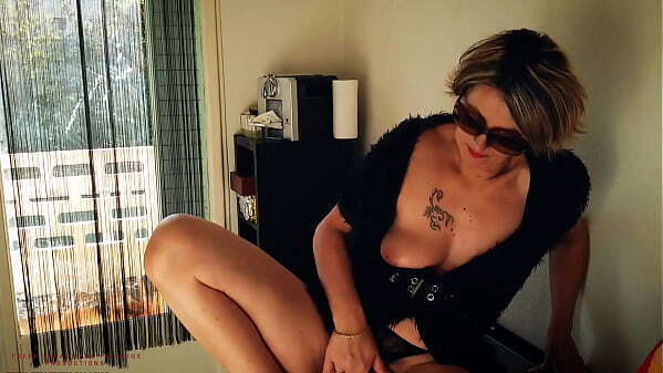 COUGAR HAVIING WATCHING