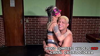 Madrasta milf resolveu fuder com os enteados.