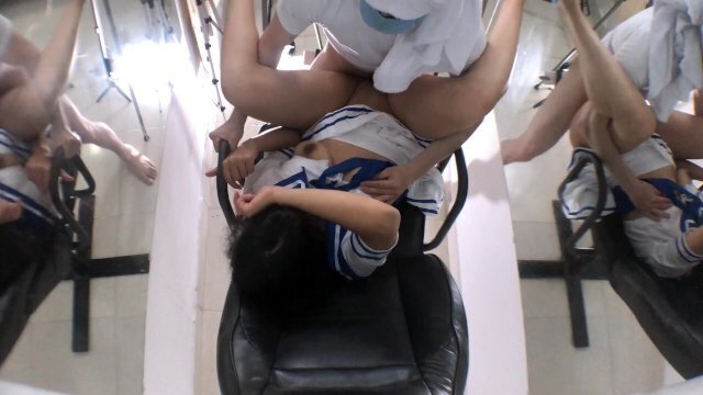 Linda babe follada en sillón duro