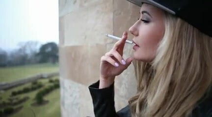 Cute babe shows her privacy