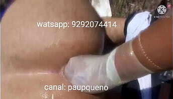 Dando o cu para a amiga no mato