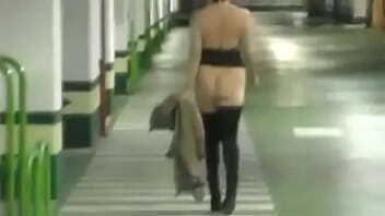 Pornsonick exhibicionismo en el aparcamiento