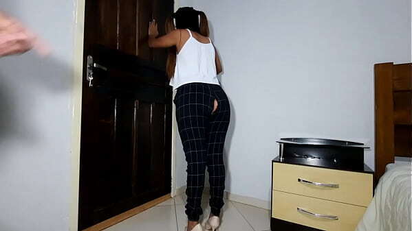 Funcionaria rasga cal&ccedil_a limpando ch&atilde_o patr&atilde_o n&atilde_o perdoa