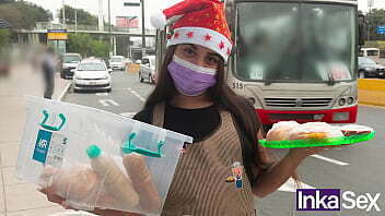 v&iacute_speras navidad, latina ambulante recibe pedazo carne