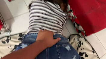 hermano culea rico mientras busco control televisor