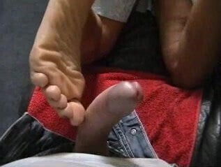 German milf Lydia gives a heel-foot job