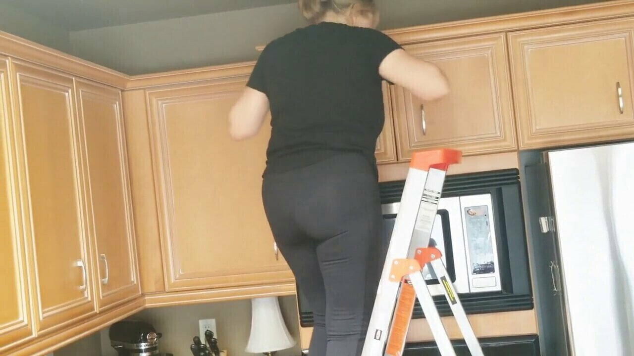 Sexy GILF MarieRocks working body