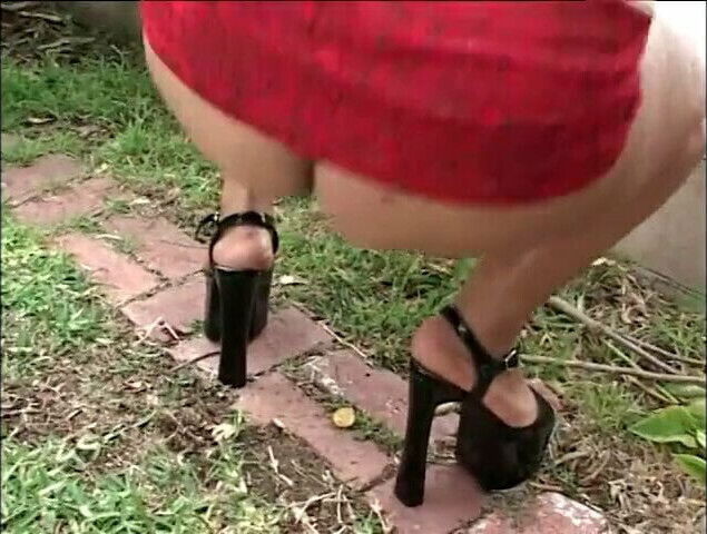 Full bodied beauty takes mouth couch