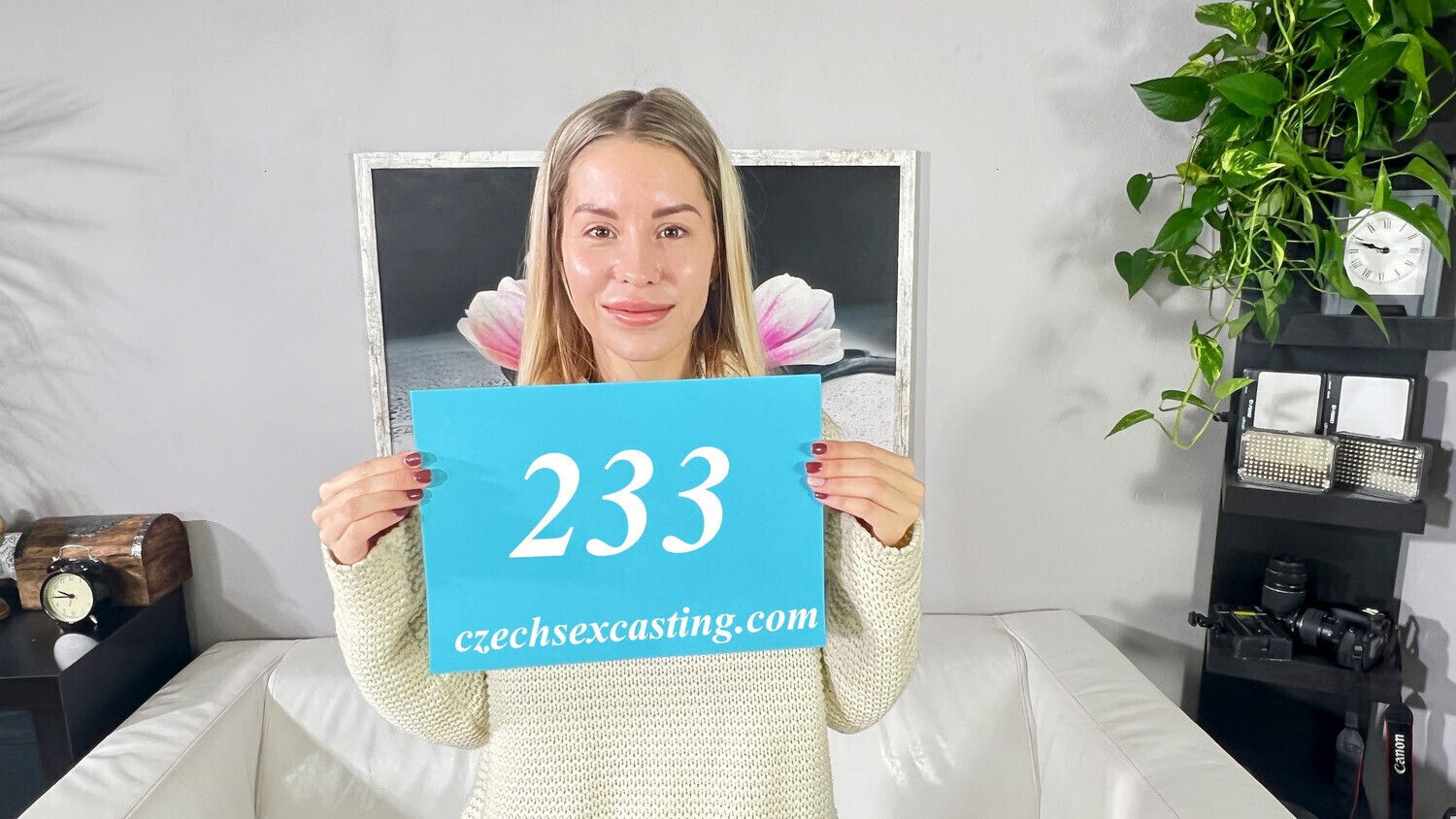 Blonde without limits shows skills