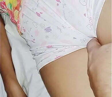 encuentro hermana colegiala d0rmida, despierta follo