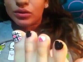 Scarlett worships sexy feet