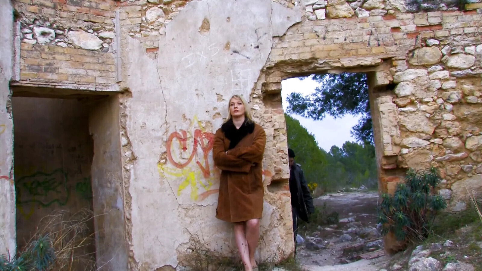 Hairy titted hottie deepthroats outdoors