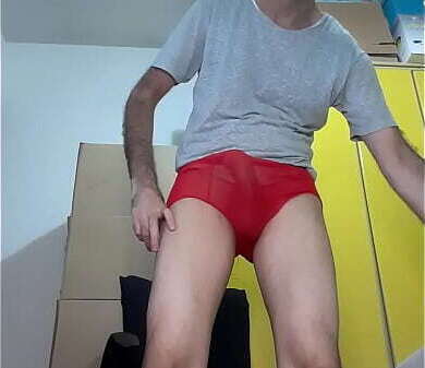 Fazendo strip tease tirando blusa branca cueca vermelha sexy leite Gostoso Safado Tesudo Grande empinado jorrando leite