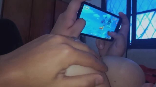 mientras ella juega celular distraigo tocándole tetas grandes tiene