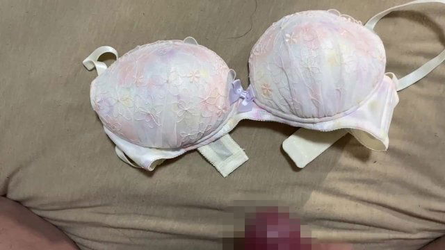女子大生 20代JDの花柄ピンクブラジャーでオナニーして精子ぶっかけ