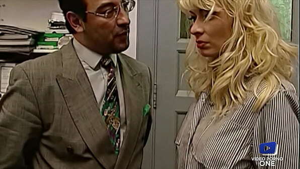 L&eacute_a Martini, belle blonde gros seins, soumise encul&eacute_e prison