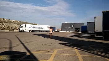 Pornsonick con transparencias se exhibe en el parking y muestra sus bonitas tetitas